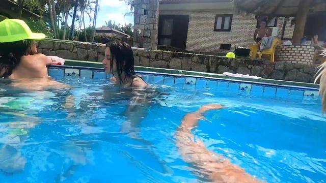 Festinha na piscina p.4