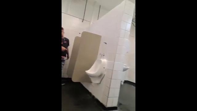 Pegacao entre os machos dentro do banheiro publíco