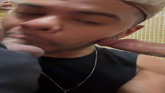 Tomando leite de duas picas no banheirao Tietê 