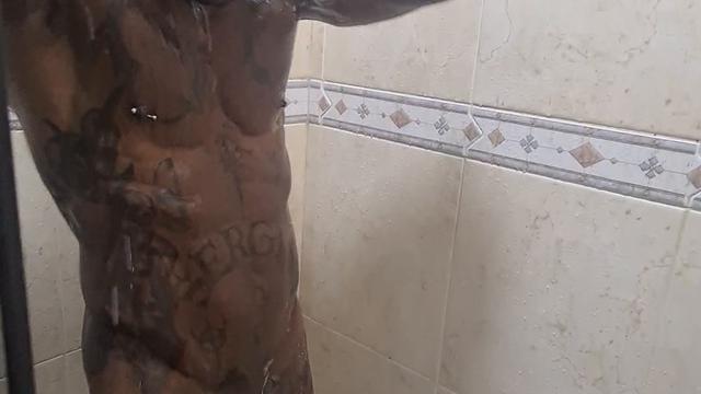 Um banho depois de fuder a guela do marrento