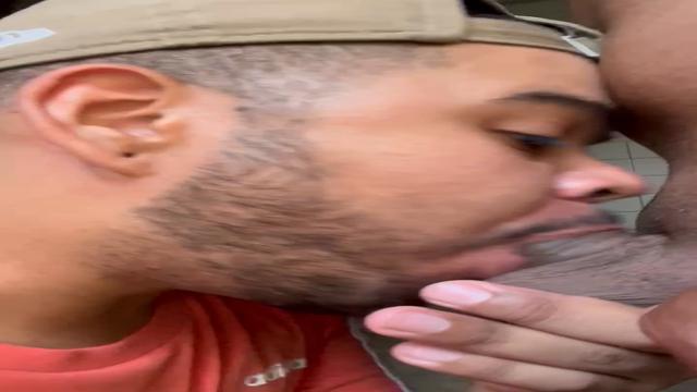 Caindo de boca na rola grossa 