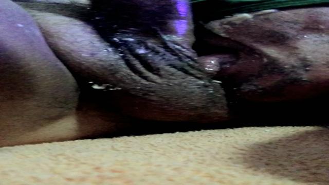 Otário cheirando e lambendo saco 