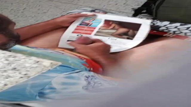 Paizão batendo punheta na rodoviária