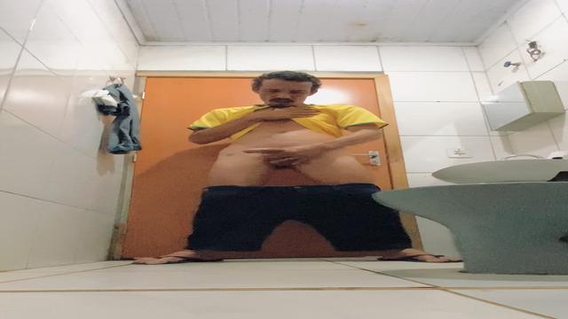 Esfregando meu pau no meu cu. 