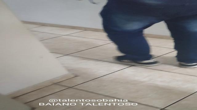 CHAMEI ESSE COROA PRA INSTALAR MEU ESPELHO NO BANHEI...