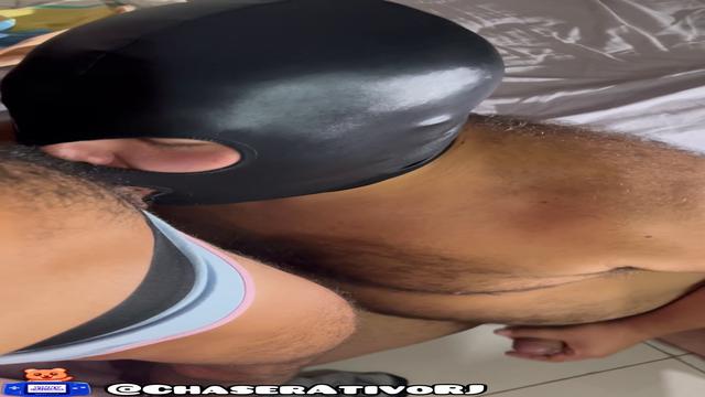 Tirou minha cueca e endureceu meu pau com a boca