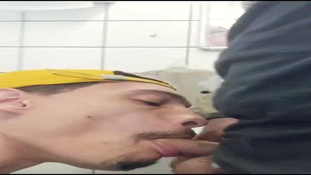 180 - Mamando e tomando leite de casado no banheirão