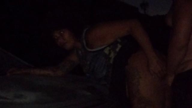 Na praia rolou sexo gostosinho com novinho safado 