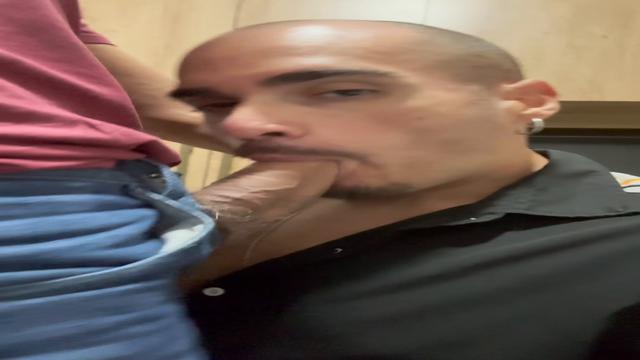 Cheirando e mamando a pica suada do casado após o tr...