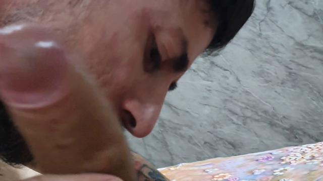 Tomando leite da fonte