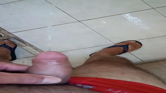 Pescador mijando antes do banho delícia de macho cor...