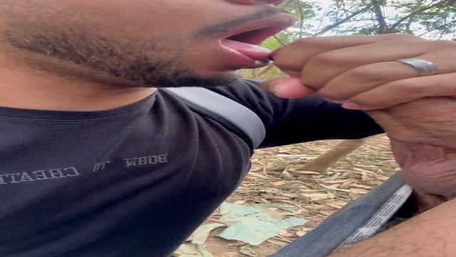 Roludo me colocando pra mamar na trilha 