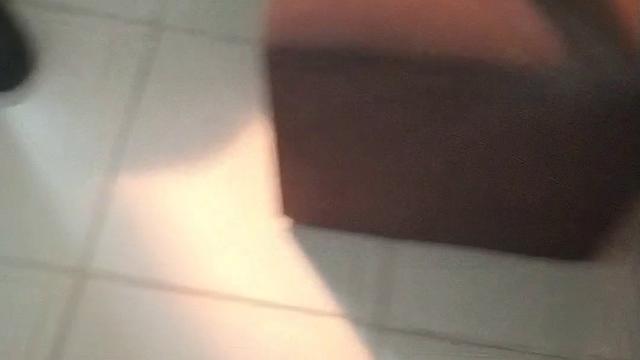 Ela recebeu o entregador de baby doll e rabo pra cima